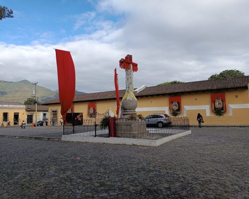 Der Platz vor der Kirche
