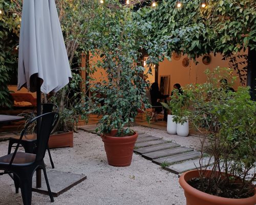 Innenhof von einem Café